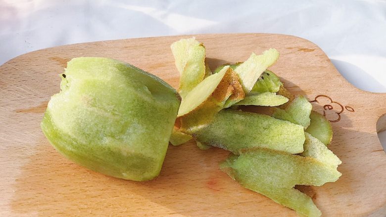 奇异果气泡饮,食材处理:
奇异果去皮