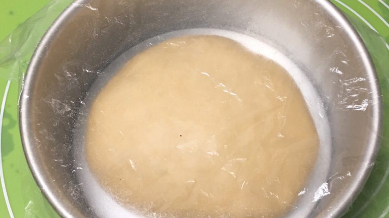 法棍面包,整理一下,放入模具,盖上保鲜膜。