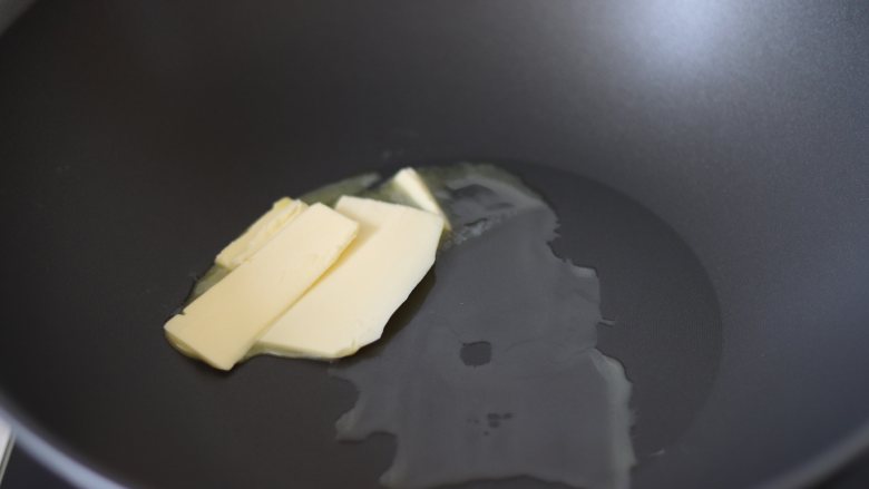 樱桃苹果肉桂派,含百搭派/塔皮的制作,值得收藏,黄油放入小锅中,中小火,融化。放入打碎的苹果,搅拌匀,充分和黄油融合,炒到水分变少