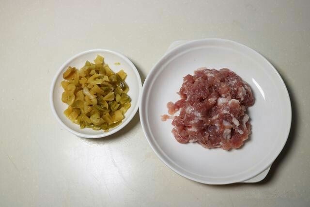 肉末榨菜蒸豆腐,将<a style='color:red;display:inline-block;' href='/shicai/ 722'>榨菜</a>切成小丁,肉末备用。