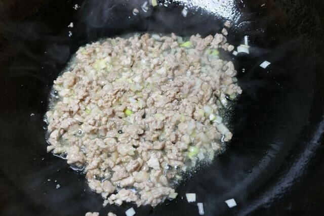 肉末榨菜蒸豆腐,锅烧热加入油,放入肉末大火翻炒。加入葱姜末炒出香味。