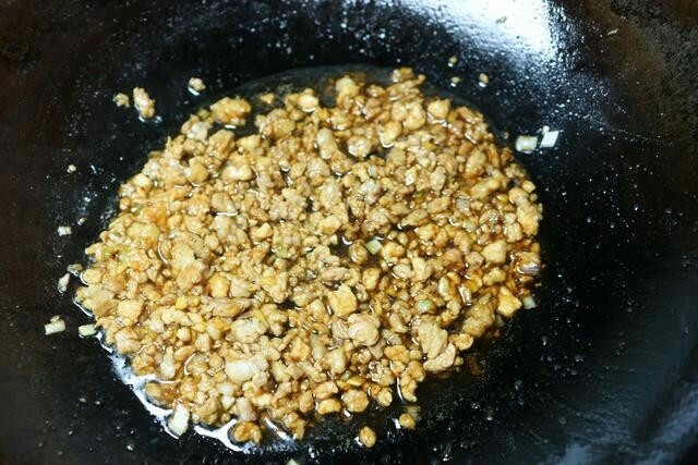 肉末榨菜蒸豆腐,加入少许料酒去腥,再加少许盐,生抽,耗油调味,翻炒均匀关火。