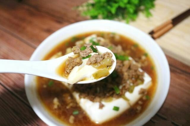 肉末榨菜蒸豆腐,时间到了,将豆腐取出,撒上葱花,就可以开动啦!