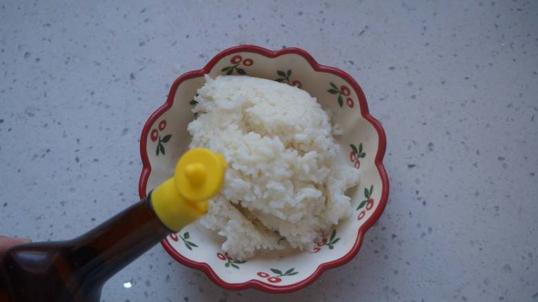 小猪饭团,饭煮好后晾到温热,倒入<a style='color:red;display:inline-block;' href='/shicai/ 4734'>寿司醋</a>拌匀