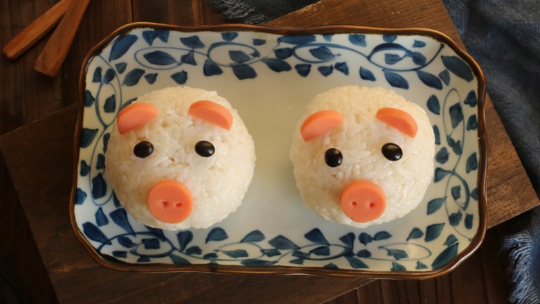 小猪饭团,咬一口,夹心也非常好吃哦。