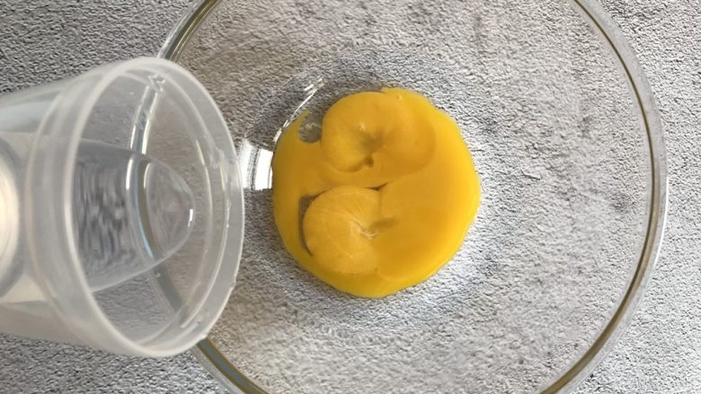 草莓抱抱卷,蛋黄中加入清水