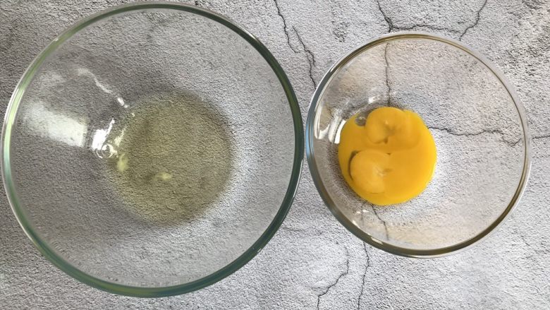草莓抱抱卷,分离蛋清和蛋黄,装蛋清的碗里一定要无水无油