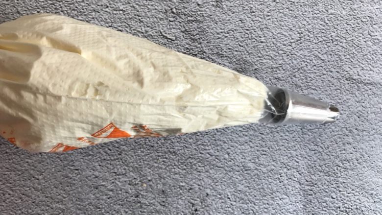 草莓抱抱卷,装进裱花袋,用的是八齿的裱花嘴