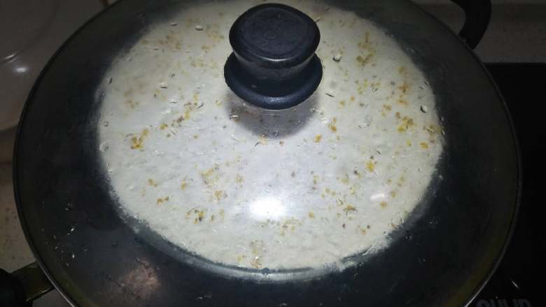 改良版桂花糕,盖保鲜膜,冷水上锅,上汽后再蒸40分钟