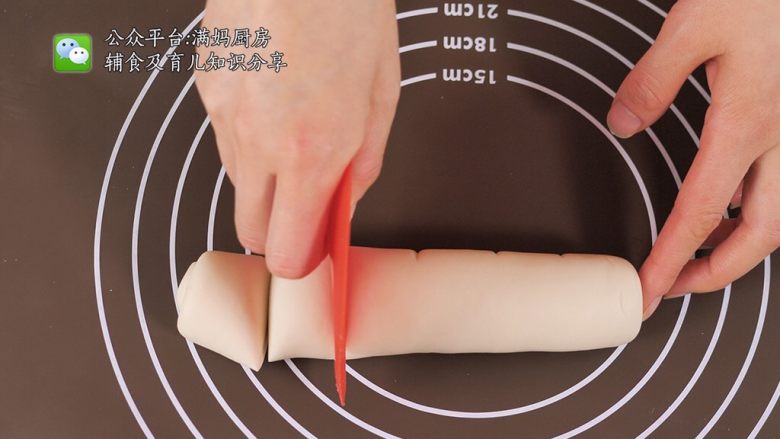 宝宝奶香小馒头 大人孩子都爱吃,切成小段,用手稍稍整形。