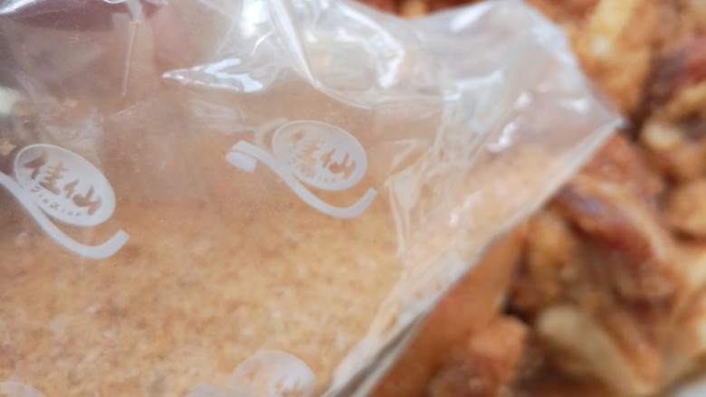 年味~简版粉蒸肉,将蒸肉粉倒入腌制好的肉片中