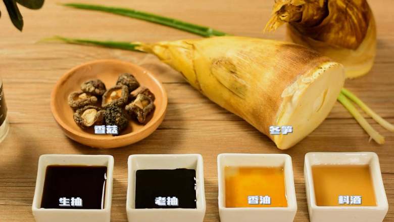 香菇油焖冬笋,这道浓油赤酱的素菜比荤菜都下饭,·食材·
【主料】:香菇|冬笋
【辅料】:老抽|生抽|香油|料酒