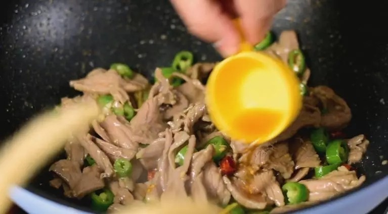 在家也能做好吃的杭椒牛肉,比小炒肉还好吃,辣辣的好下饭,再放入杭椒煸炒一会,下入牛肉翻炒,加入料酒、生抽,翻炒均匀即可