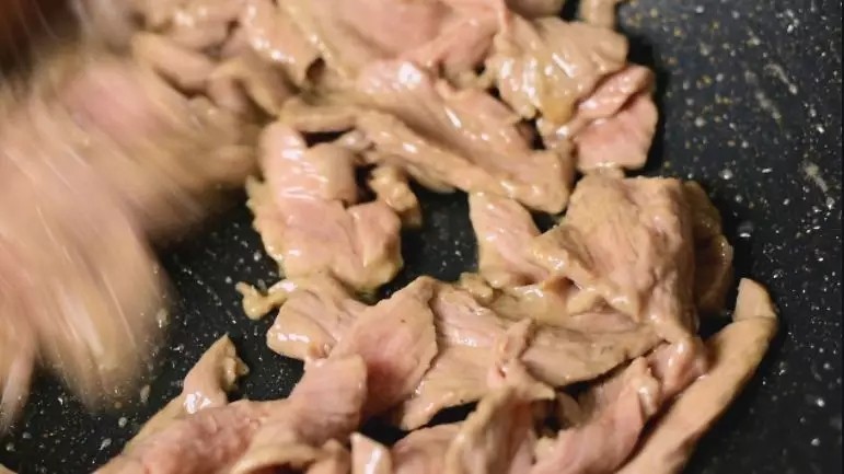 在家也能做好吃的杭椒牛肉,比小炒肉还好吃,辣辣的好下饭,热锅冷油,下入牛肉