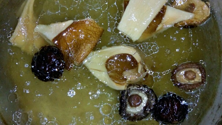 #年年有鱼# 菌香豆腐鱼片煲,高汤中加入泡发鱼翅菇和金钱菇。