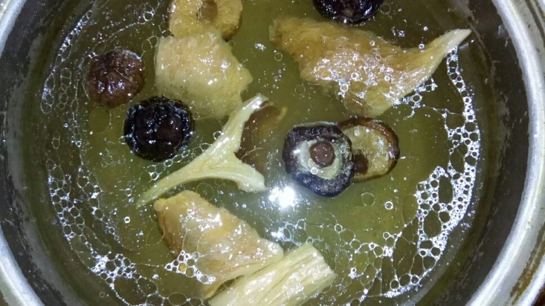 #年年有鱼# 菌香豆腐鱼片煲,开火熬汤。