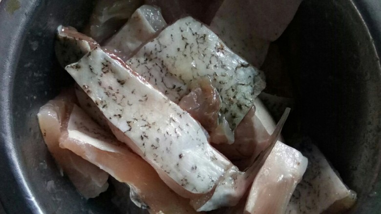 #年年有鱼# 菌香豆腐鱼片煲,鱼肚切片码味,加蛋清拌匀。