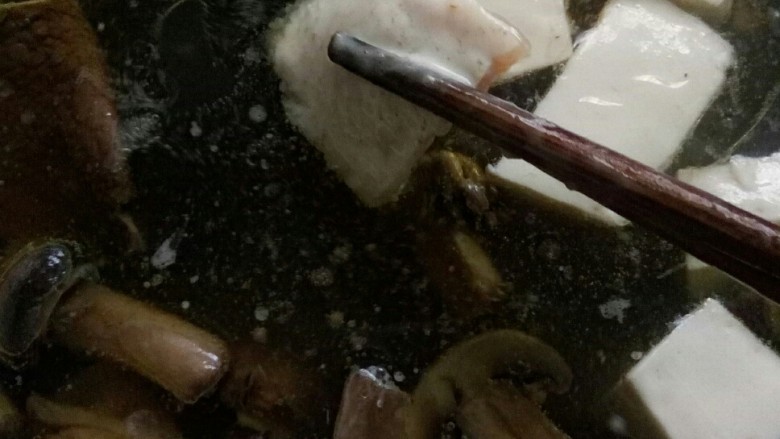 #年年有鱼# 菌香豆腐鱼片煲,放鱼片后开中小火煮。