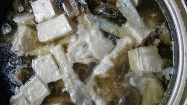 #年年有鱼# 菌香豆腐鱼片煲,鱼片浮起时,完成。