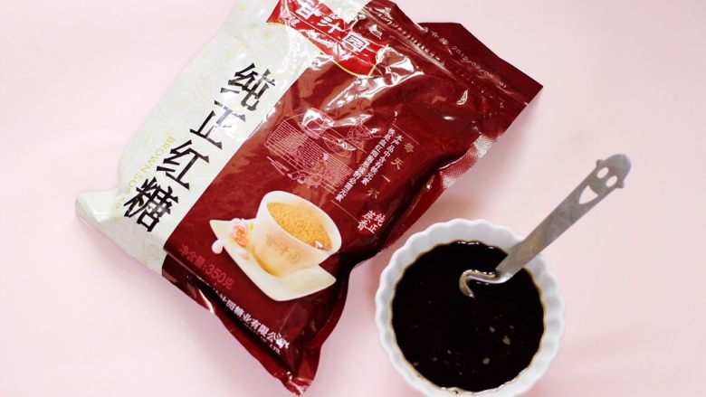 养颜补气血的红糖糍粑,红糖加入热水冲开, 红糖最好是用纯正的,不要用赤砂糖,味道差不多营养价值却天差地别,纯正红糖营养丰富,甘汁园这款味道清甜,多吃不腻,颜色也很正,能吃出小时候的味道。