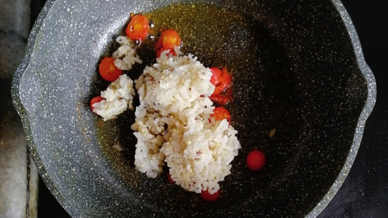 鹅肝三文鱼蔬菜炒饭,小番茄翻炒出汁后,倒入熟米饭炒散