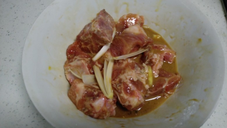 蒸排骨,用手抓均匀,腌制30分钟。