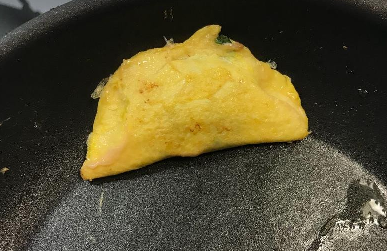 《过年应景-黄金蛋饺》,饺子边都黏合后,我会放在锅子边稍微煎一下才起锅