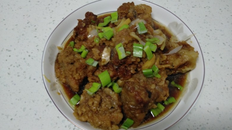 蒸排骨,撒上葱碎点缀。
