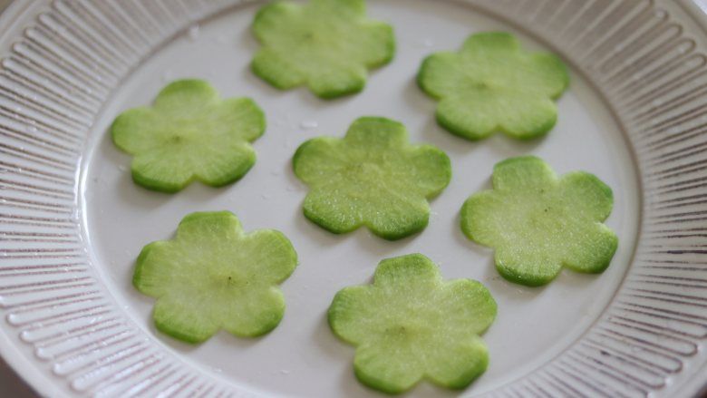 青蒸白玉（青萝卜蒸虾仁豆腐），清淡朴实，原汁原味,用压模或者是刀切除花形。