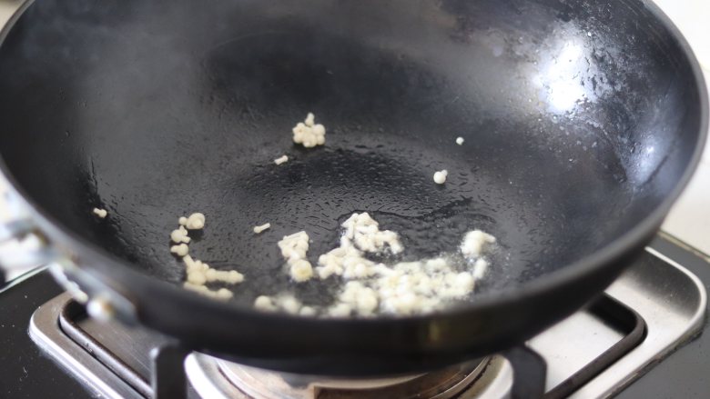 青蒸白玉（青萝卜蒸虾仁豆腐），清淡朴实，原汁原味,放入切碎的金针菇头，稍微翻炒。