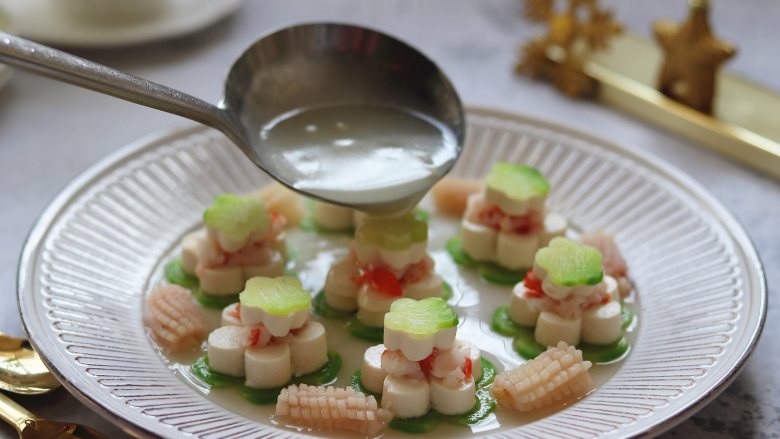 青蒸白玉（青萝卜蒸虾仁豆腐），清淡朴实，原汁原味,浇到蒸好的菜上，小葱、香菜点缀就完成了。