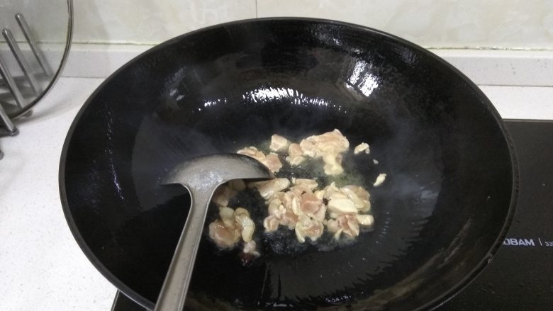 冬笋(金衣白玉)炒鸡腿肉,鲜香无比,起油锅,放入大料,放入鸡腿肉,大火煎炒
