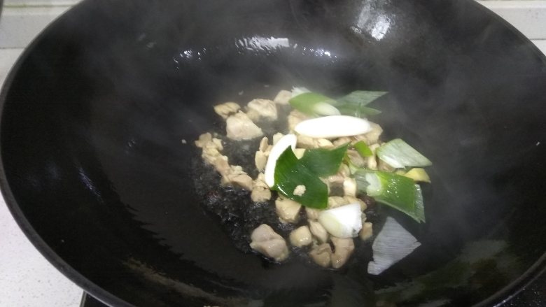 冬笋(金衣白玉)炒鸡腿肉,鲜香无比,调中火,放入葱姜,翻炒出香味