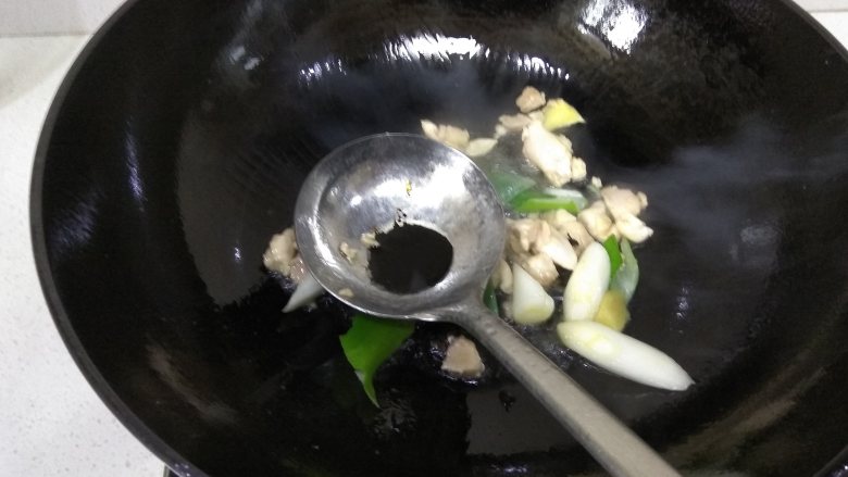 冬笋(金衣白玉)炒鸡腿肉,鲜香无比,待肉全部变色,加入老抽,