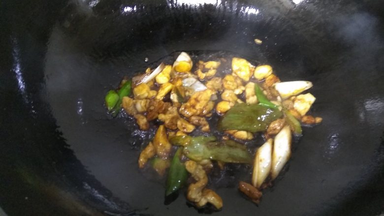 冬笋(金衣白玉)炒鸡腿肉,鲜香无比,翻炒至全部变色