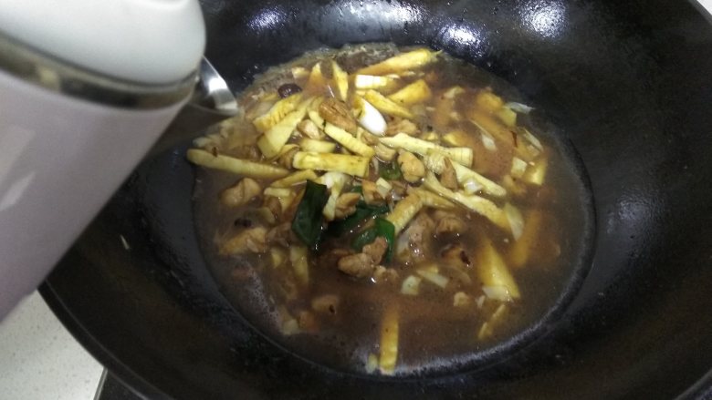 冬笋(金衣白玉)炒鸡腿肉,鲜香无比,翻炒均匀后,加入热水