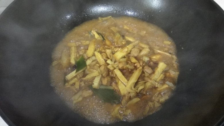 冬笋(金衣白玉)炒鸡腿肉,鲜香无比,大火烧开,调中小火,盖上锅盖,焖煮5分钟