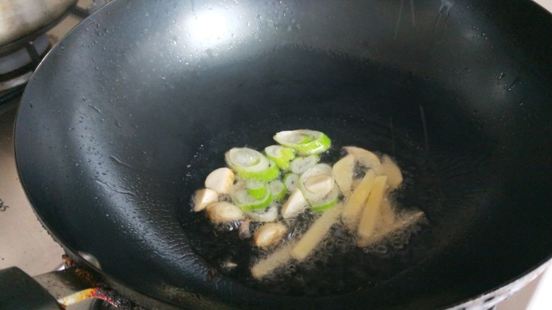 尖椒丝炒鸡蛋,锅中放适量油下葱姜蒜炒香,在把葱姜蒜铲出来留底油。