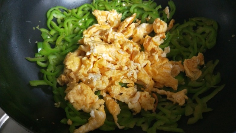 尖椒丝炒鸡蛋,倒入鸡蛋块,加入适量盐,<a style='color:red;display:inline-block;' href='/shicai/ 134333'>黑胡椒</a>炒均匀即可出锅。