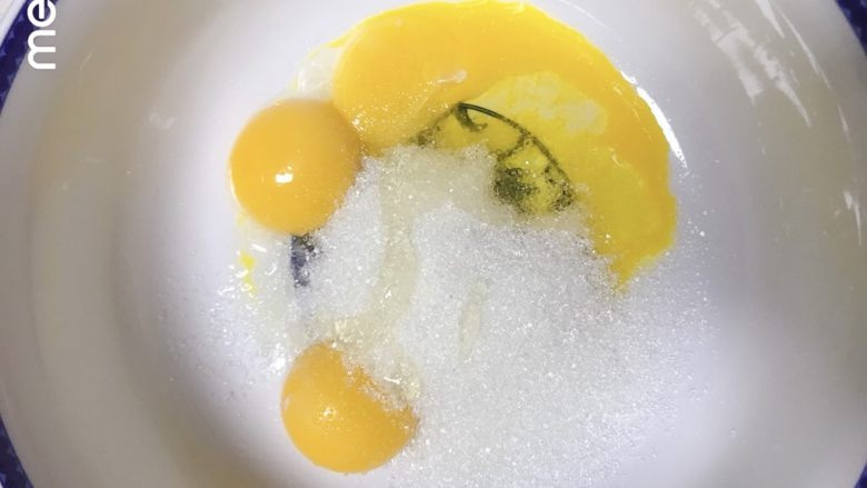 0黄油酸甜香橙磅蛋糕,蛋黄、蛋清分离,蛋清入冰箱冷冻,蛋黄加糖1、<a style='color:red;display:inline-block;' href='/shicai/ 865'>蜂蜜</a>,隔热水乳化