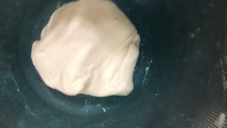 炸小麻团,把白糖水倒入糯米粉里,然后用手揉成不干不湿的光滑面团。(水不要一次性全部倒下去,预留一部分,每种糯米粉的吸水量是不一样的。)