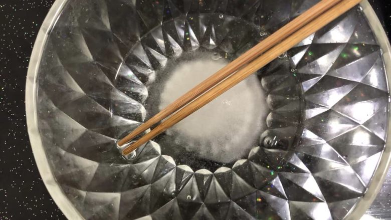 炸小麻团,白糖里加入105g开水。