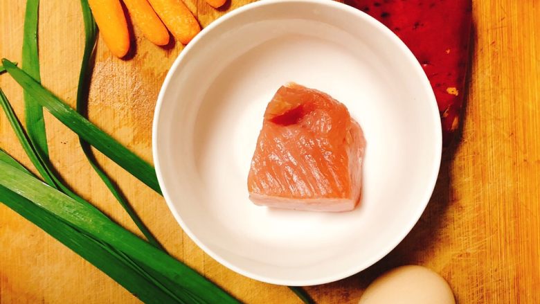 红薯蔬菜酿肉,食材:水果胡萝卜4个,猪肉50g,红薯1个,鸡蛋1个,韭菜适量!