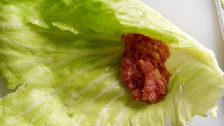 年菜料理-辣味茄酱高丽菜卷,取1片高丽菜叶及约25g的内馅,用包春捲的方式包起来