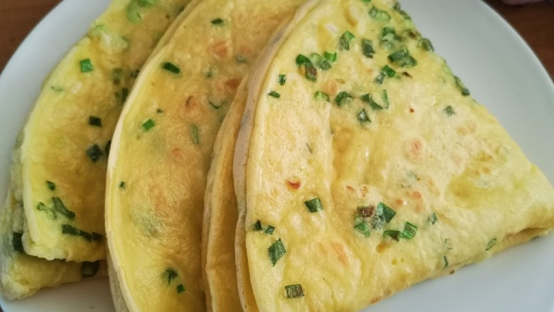 快手早餐~葱花鸡蛋饼,三张饼全部完成,浓浓的的葱香味混合着蛋香味,实在太香了!