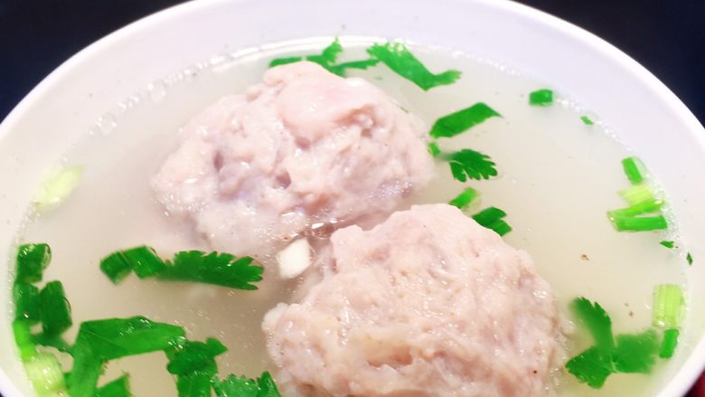 芋头丸子,水烧至冒烟,不可滚开,用手抓一团肉泥从虎囗挤出,也可以直接搓圆沿锅边慢慢放入,小火煮至丸子外面凝固成形,再用中火煮开,捞出过冰水。过冰水是为了让肉丸子更Q弹。也可以直接跳过过冰水这步骤。水煮开后加入盐、鸡精,芹菜末,最后撒上葱花和白胡椒粉即可出锅。