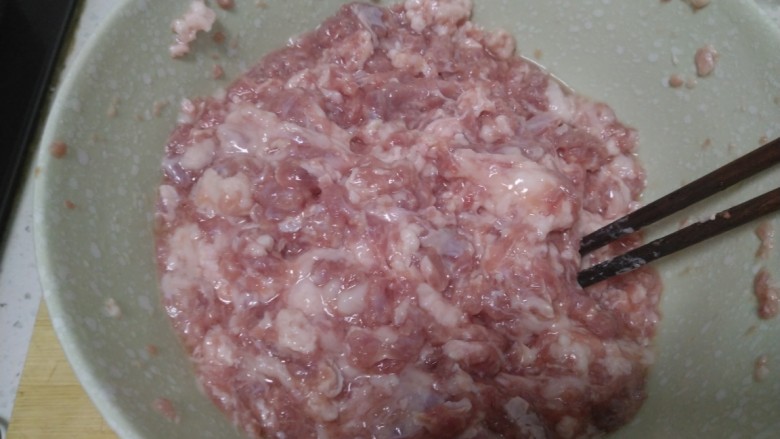 多彩羊肉大葱萝卜饺子,羊肉盛入碗里,加入<a style='color:red;display:inline-block;' href='/shicai/ 134733'>花椒水</a>。
