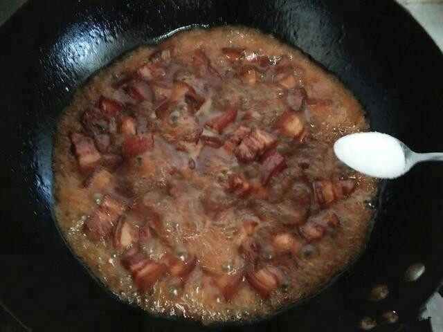 经典红烧肉,压力锅到时间后关火,放置15分钟后,小心取下压力阀,打开锅盖,把五花肉和汤汁一同倒入煸炒大蒜的炒锅中,放3粒冰糖,大火收汁,加盐调味,在烧一分钟,关火即可。