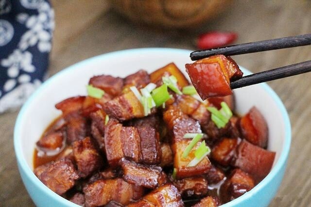 经典红烧肉,将做好的红烧肉装盘,就可以美美的开吃啦!