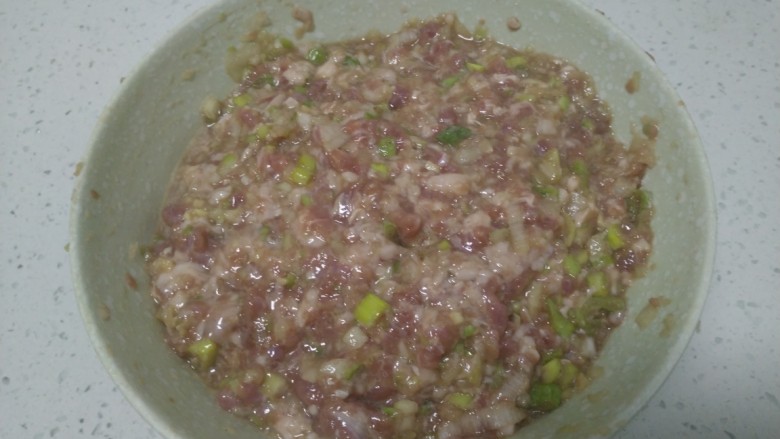 多彩羊肉大葱萝卜饺子,将馅料用手抓均匀,这样可以避免萝卜出水。